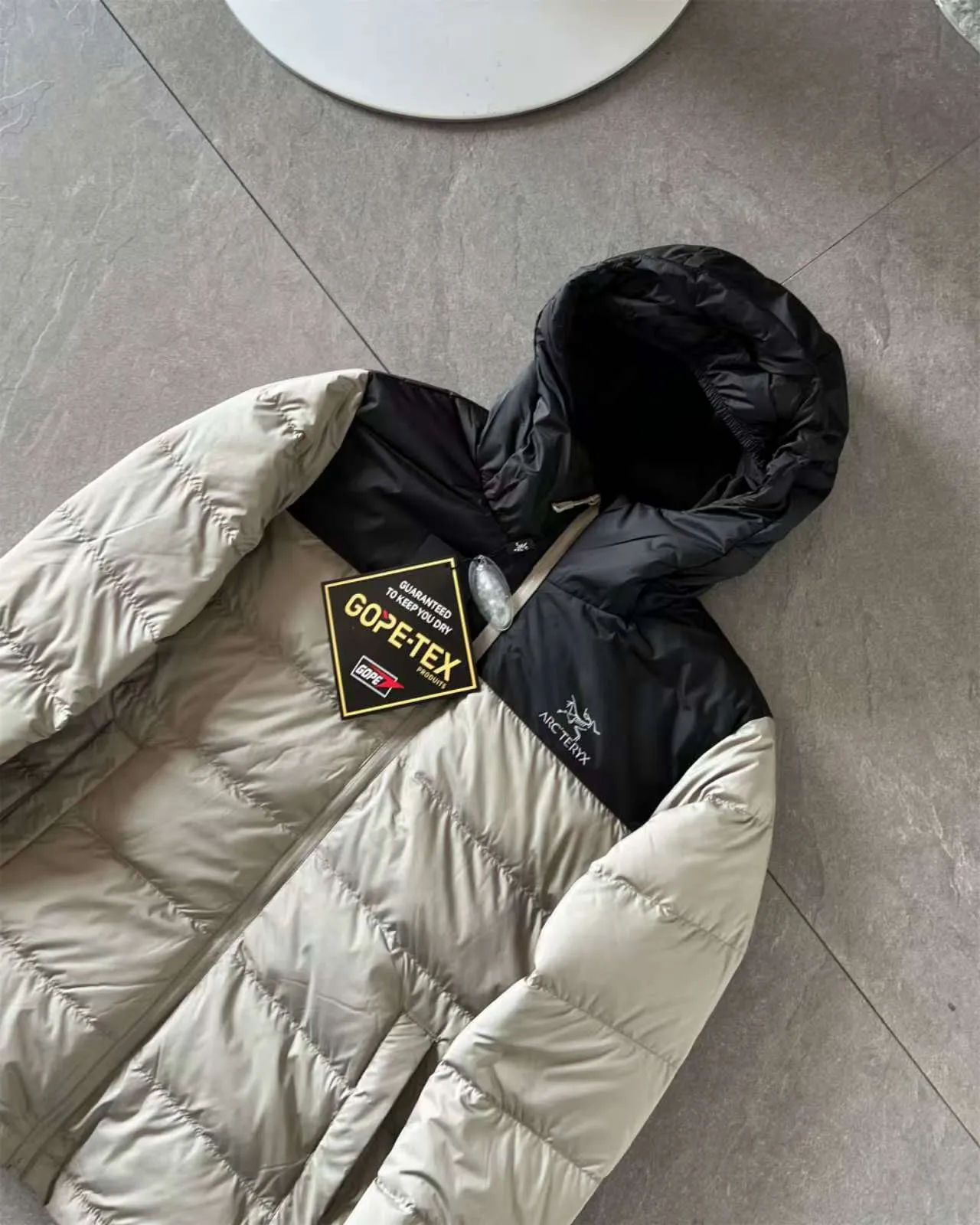 【ARCTERYX   公式旗艦店】 アークテリクス  ダウンジャケット ご好評に付き再入荷！  241228