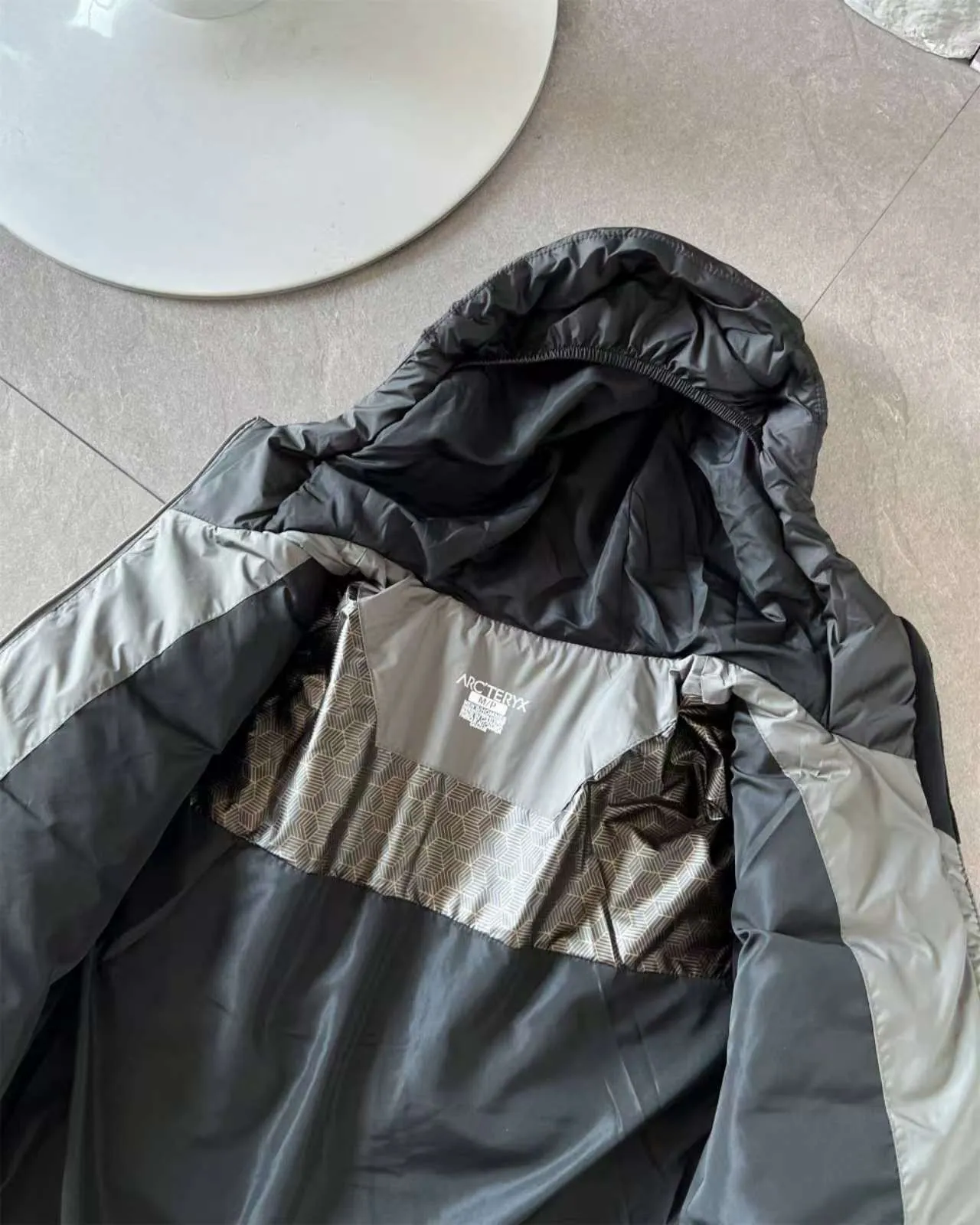 【ARCTERYX   公式旗艦店】 アークテリクス  ダウンジャケット ご好評に付き再入荷！  241228