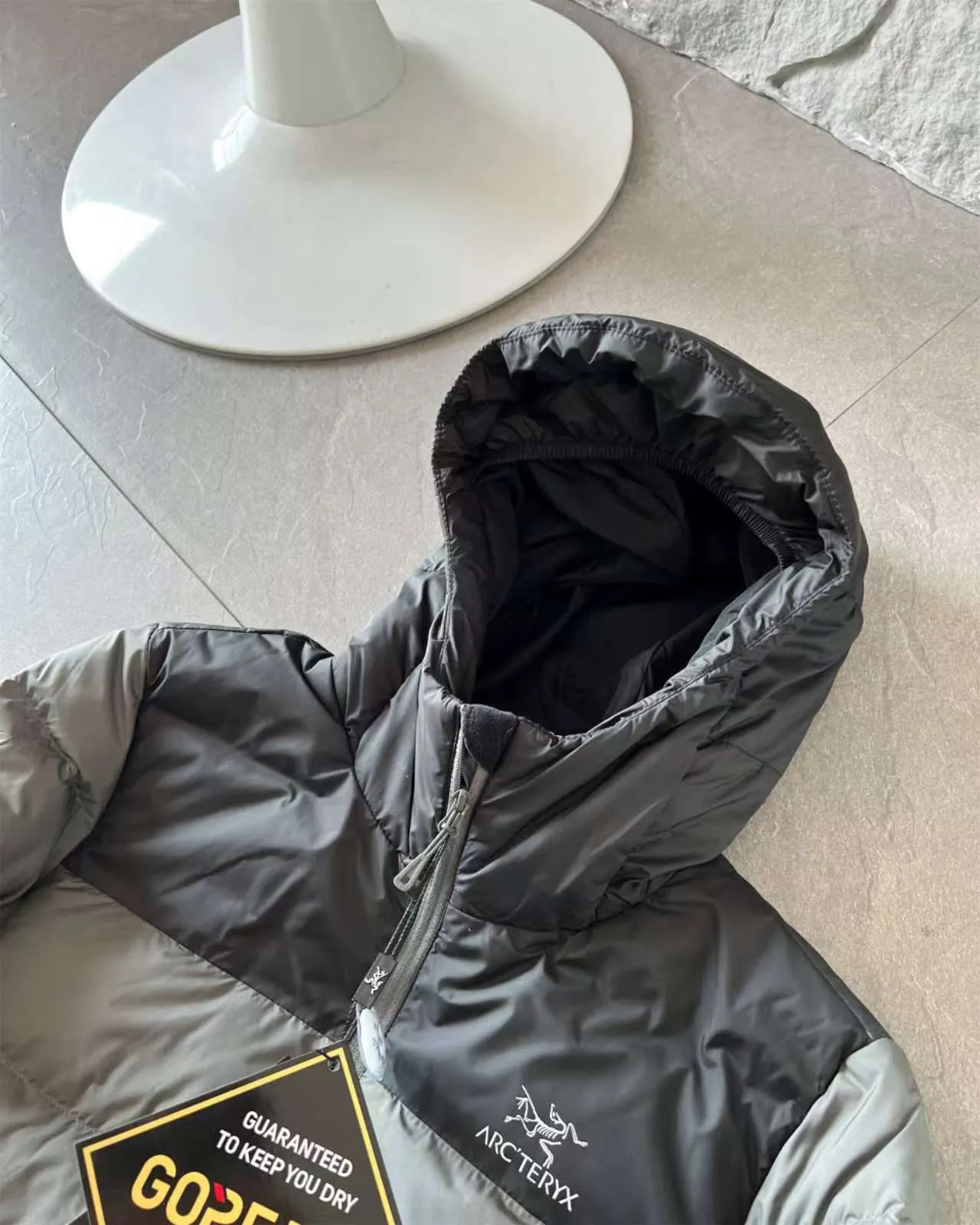 【ARCTERYX   公式旗艦店】 アークテリクス  ダウンジャケット ご好評に付き再入荷！  241228