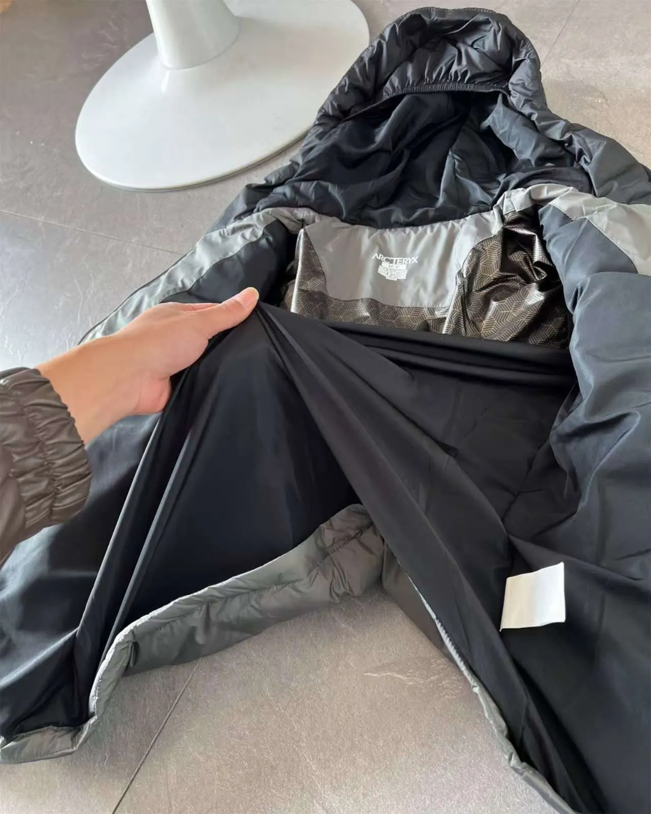 【ARCTERYX   公式旗艦店】 アークテリクス  ダウンジャケット ご好評に付き再入荷！  241228
