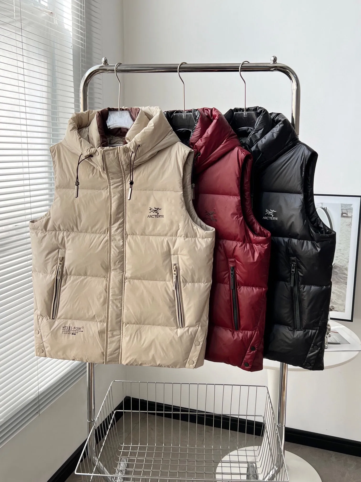 【ARCTERYX   公式旗艦店】 アークテリクス  ダウンベスト  ご好評に付き再入荷！  241228