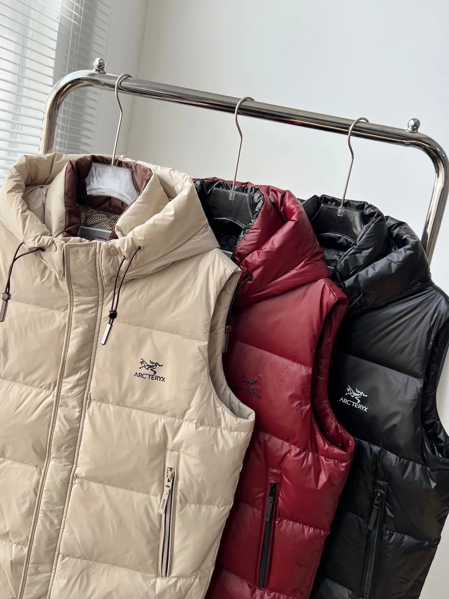 【ARCTERYX   公式旗艦店】 アークテリクス  ダウンベスト  ご好評に付き再入荷！  241228
