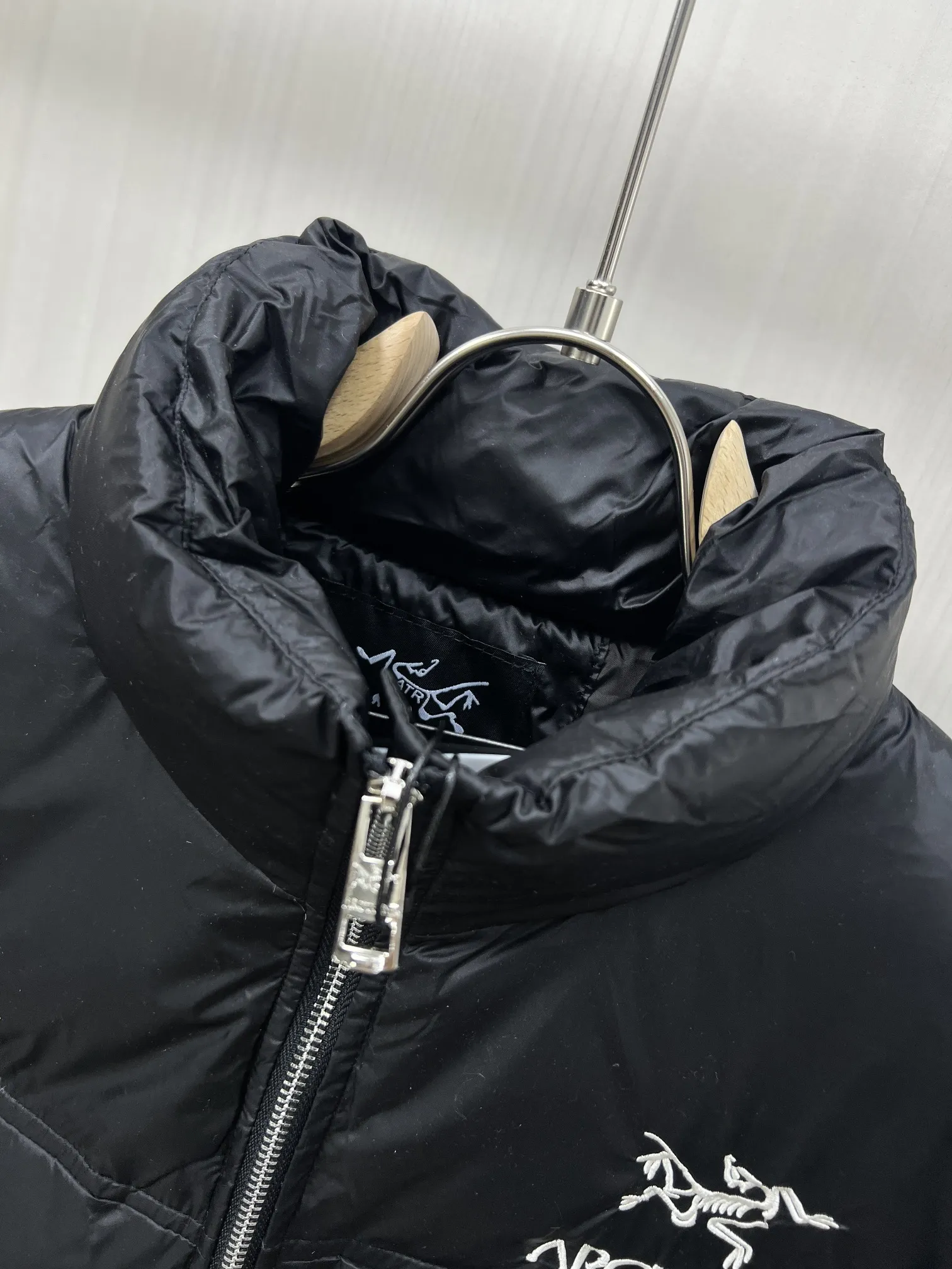 【ARCTERYX   公式旗艦店】アークテリクス   ダウンジャケット好評に付き再入荷！ 241207