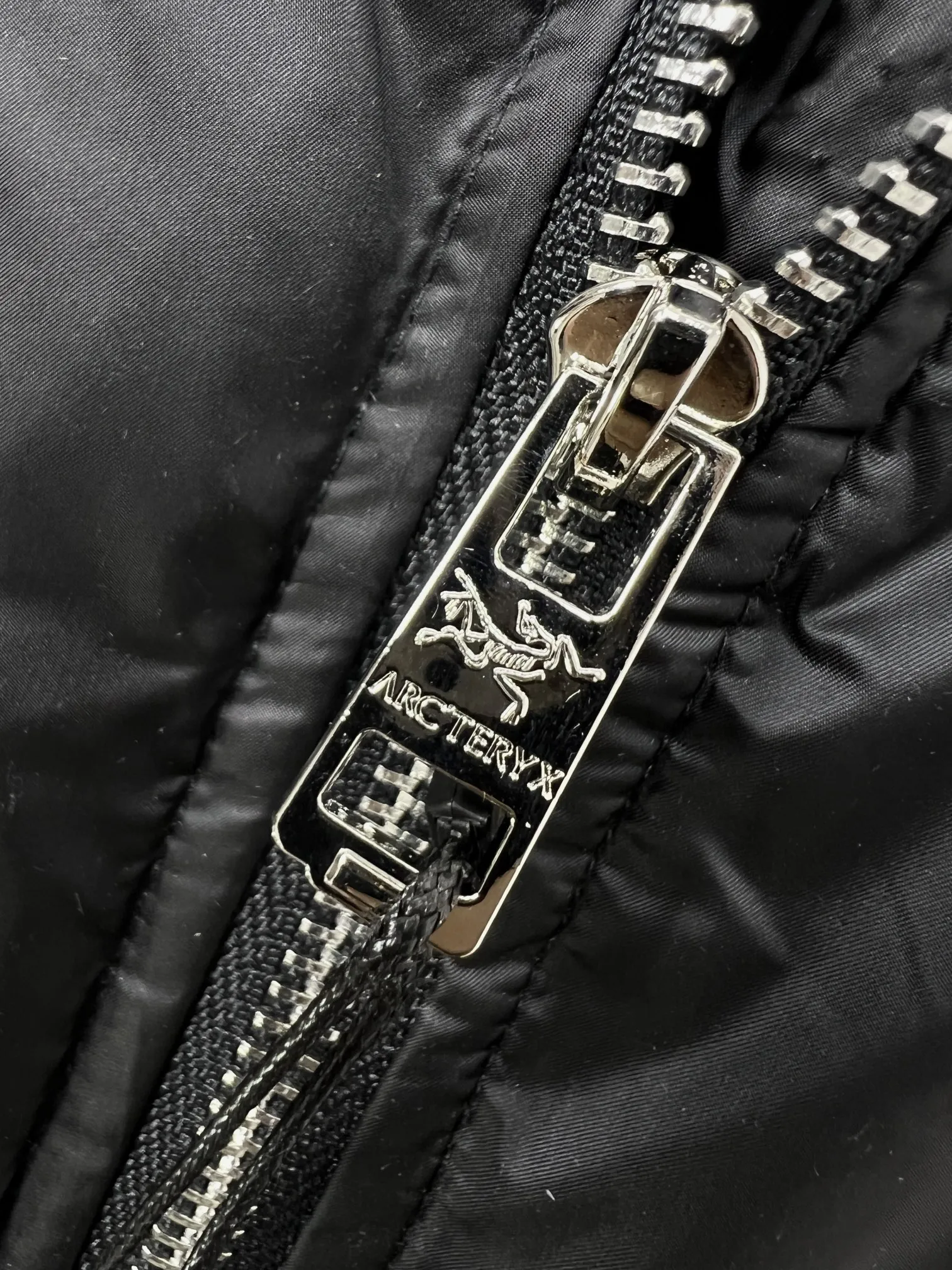 【ARCTERYX   公式旗艦店】アークテリクス   ダウンジャケット好評に付き再入荷！ 241207