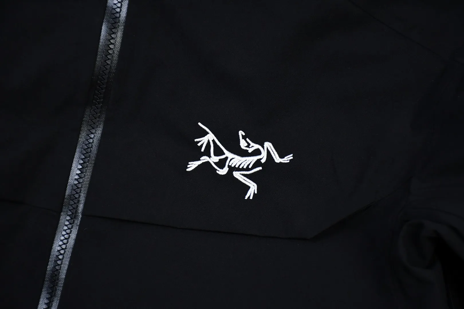 【ARCTERYX   公式旗艦店】 アークテリクス  ダウンジャケット ご好評に付き再入荷！  241205