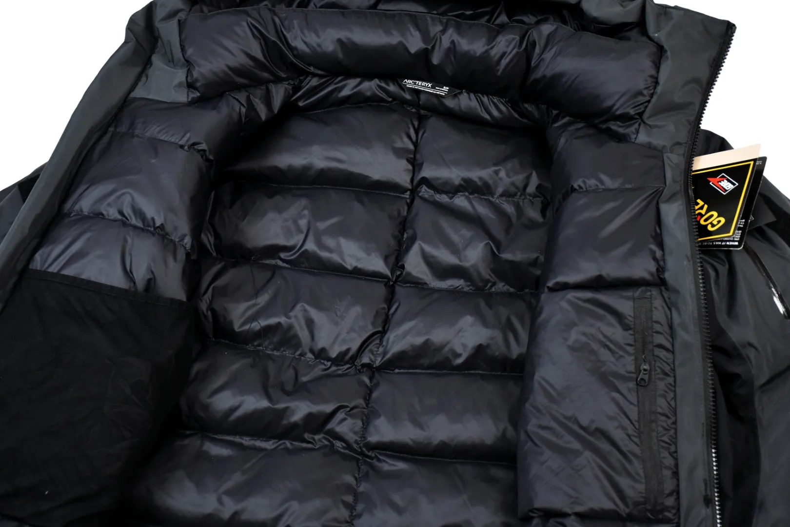 【ARCTERYX   公式旗艦店】 アークテリクス  ダウンジャケット ご好評に付き再入荷！  241205