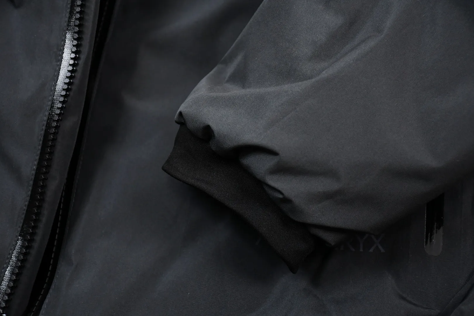 【ARCTERYX   公式旗艦店】 アークテリクス  ダウンジャケット ご好評に付き再入荷！  241205