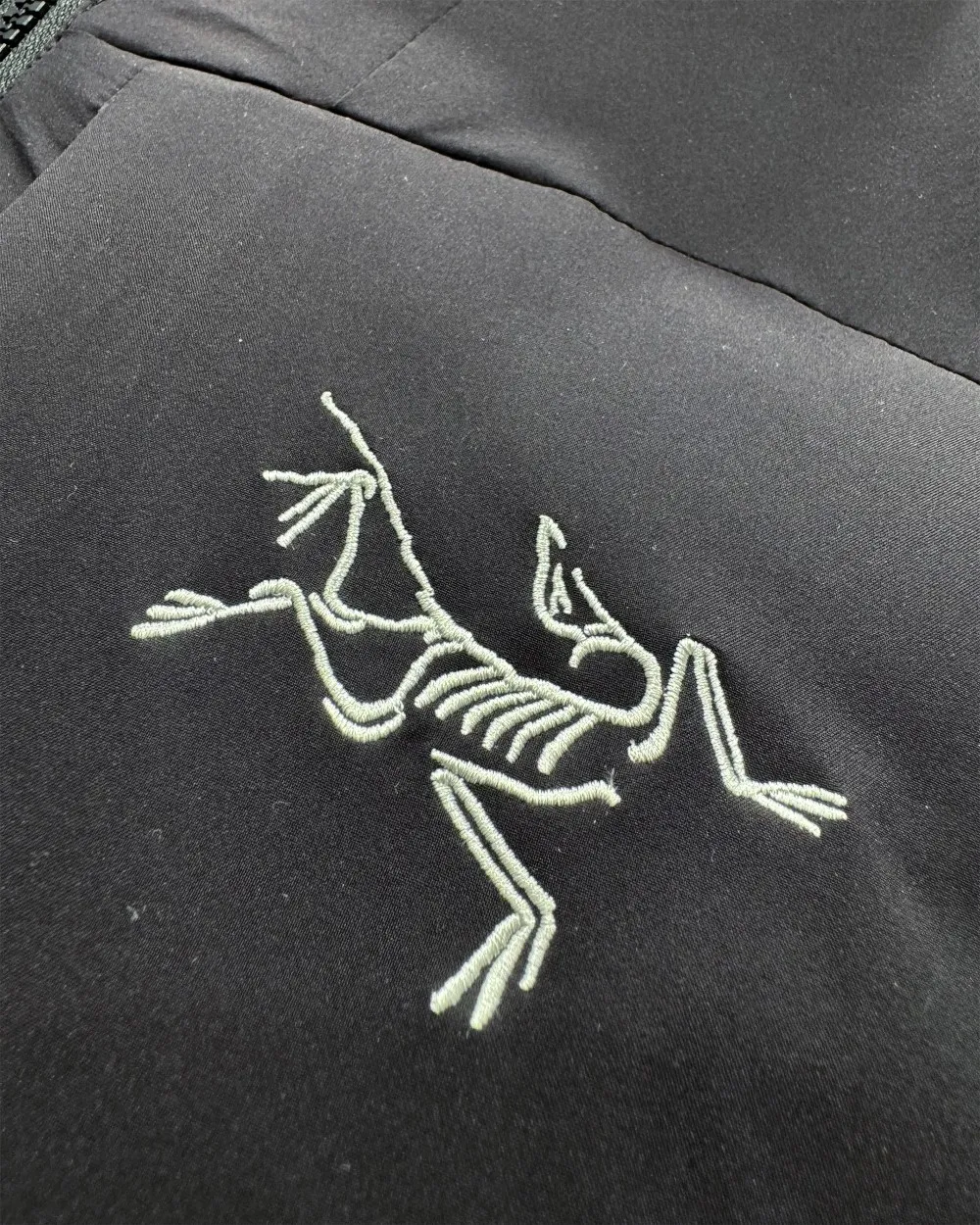 【ARCTERYX   公式旗艦店】 アークテリクス  ダウンジャケット ご好評に付き再入荷！  241205