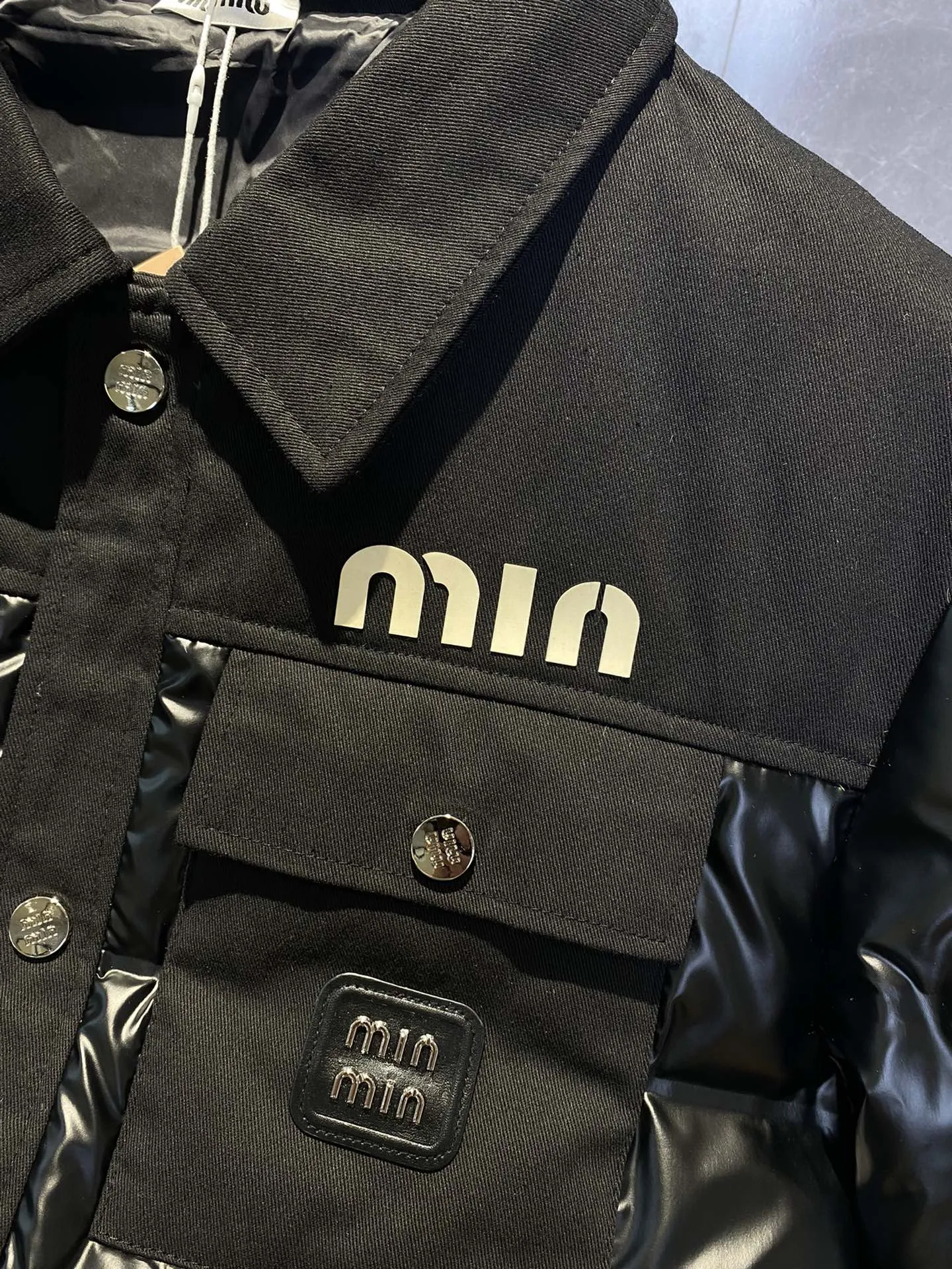 【Miumiu  公式旗艦店】ミュウミュウ ダウンジャケット ご好評に付き再入荷！241228