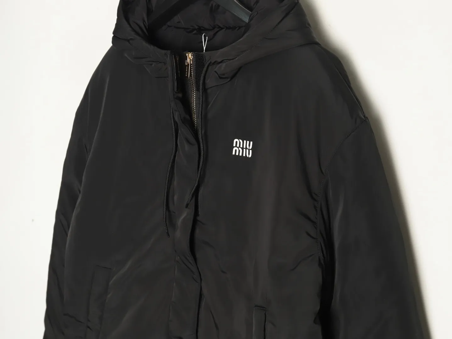 【Miumiu  公式旗艦店】ミュウミュウ ダウンジャケット ご好評に付き再入荷！241228