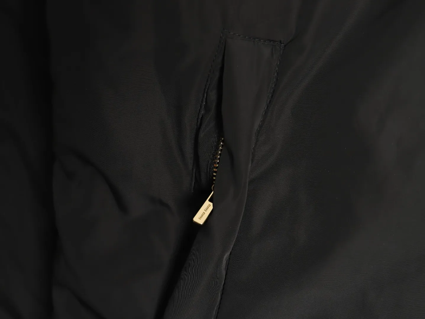 【Miumiu  公式旗艦店】ミュウミュウ ダウンジャケット ご好評に付き再入荷！241228