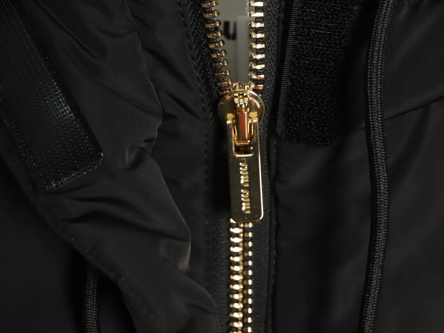 【Miumiu  公式旗艦店】ミュウミュウ ダウンジャケット ご好評に付き再入荷！241228