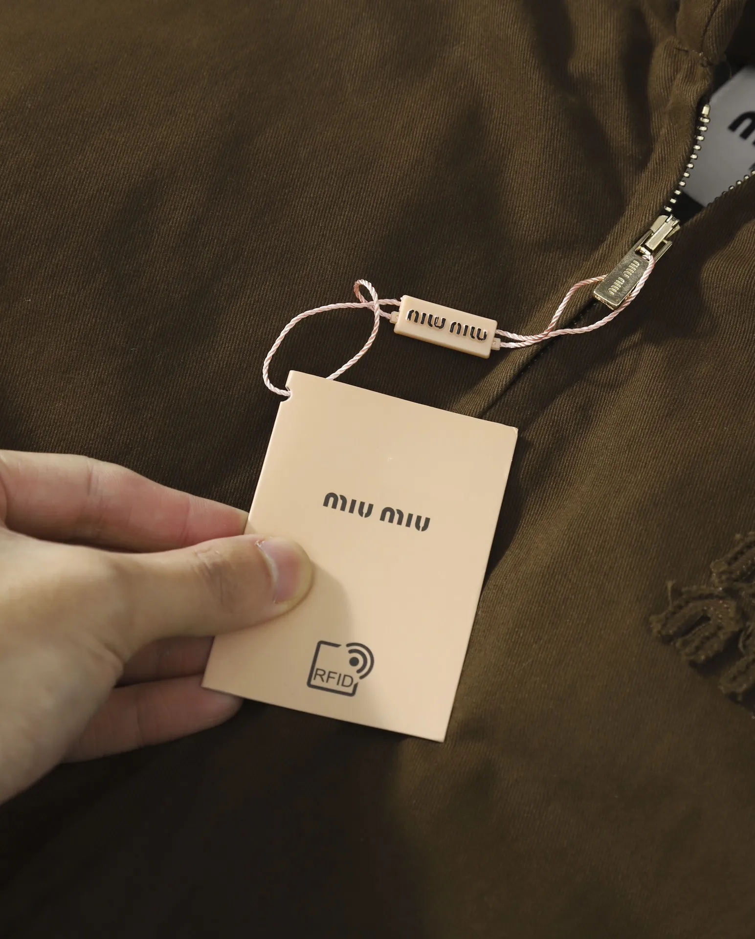 【Miumiu  公式旗艦店】ミュウミュウ ダウンジャケット ご好評に付き再入荷！241228