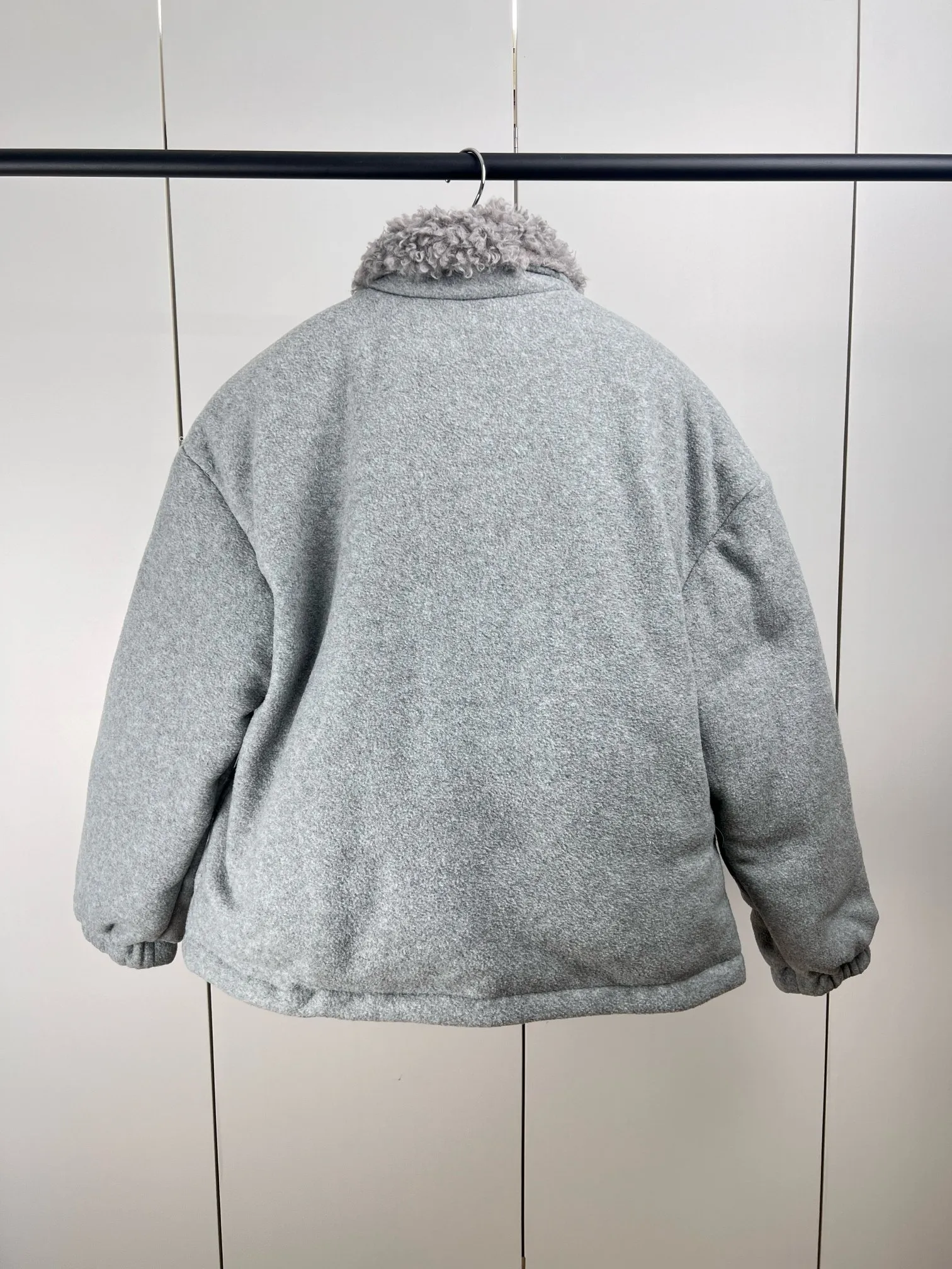 【Miumiu  公式旗艦店】ミュウミュウ ダウンジャケット ご好評に付き再入荷！241206
