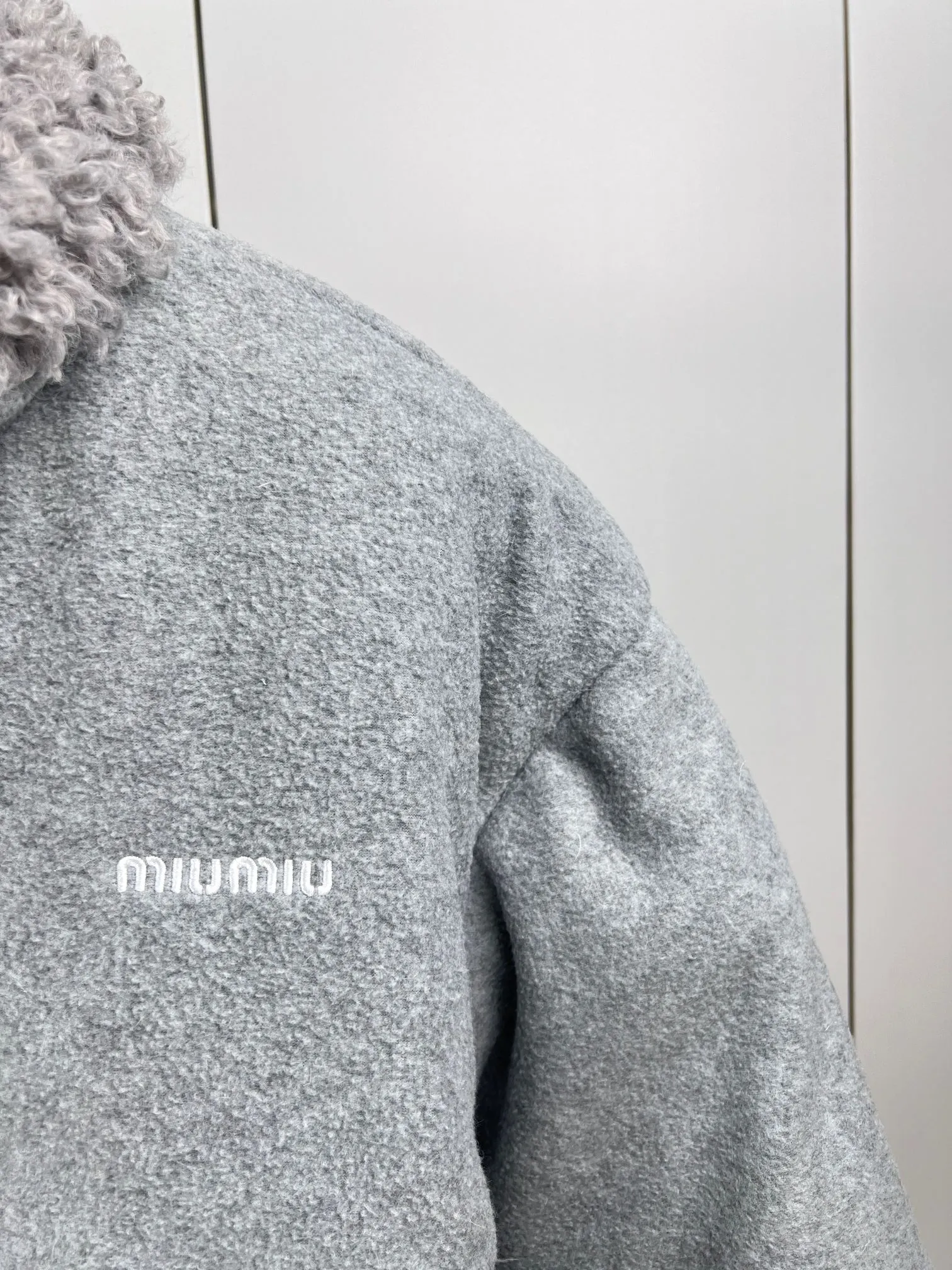 【Miumiu  公式旗艦店】ミュウミュウ ダウンジャケット ご好評に付き再入荷！241206