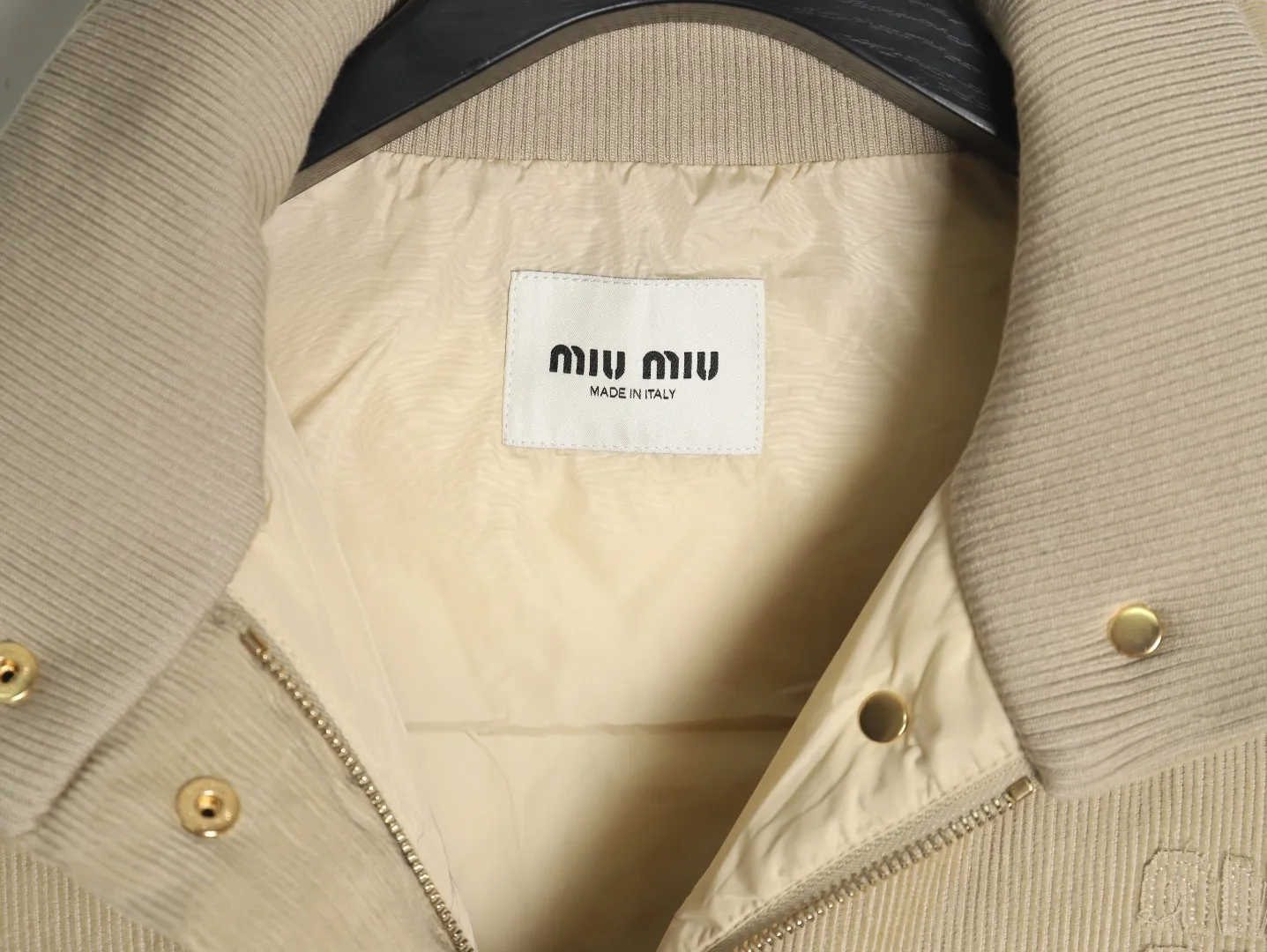 【Miumiu  公式旗艦店】ミュウミュウ ダウンジャケット ご好評に付き再入荷！241206