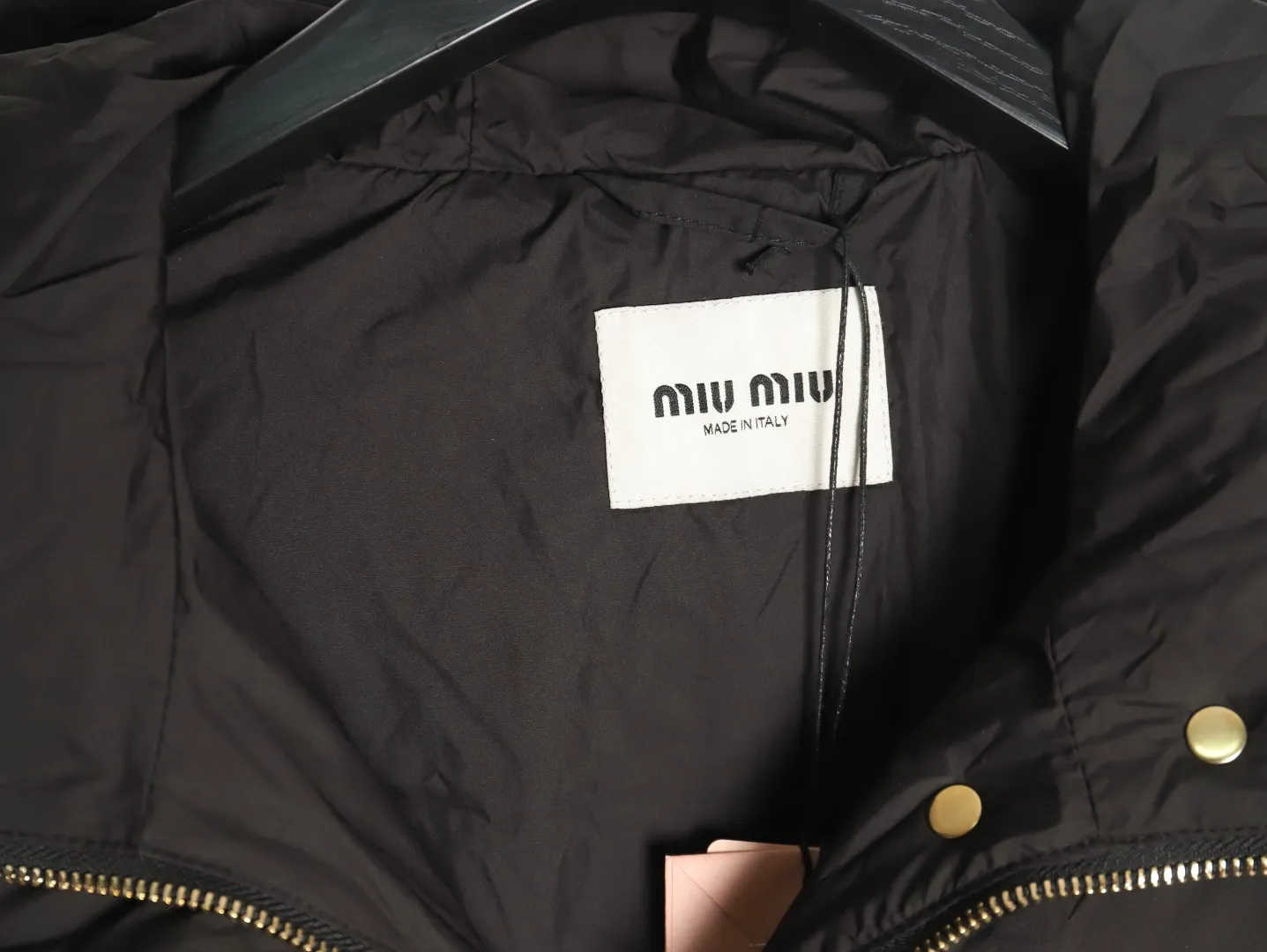 【Miumiu  公式旗艦店】ミュウミュウ ダウンジャケット ご好評に付き再入荷！241206