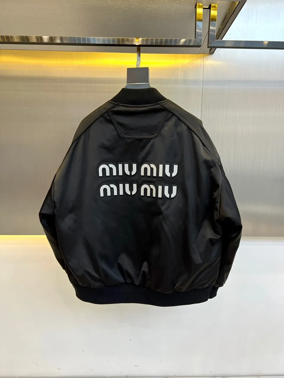 【Miumiu  公式旗艦店】ミュウミュウ ダウンジャケット ご好評に付き再入荷！241206