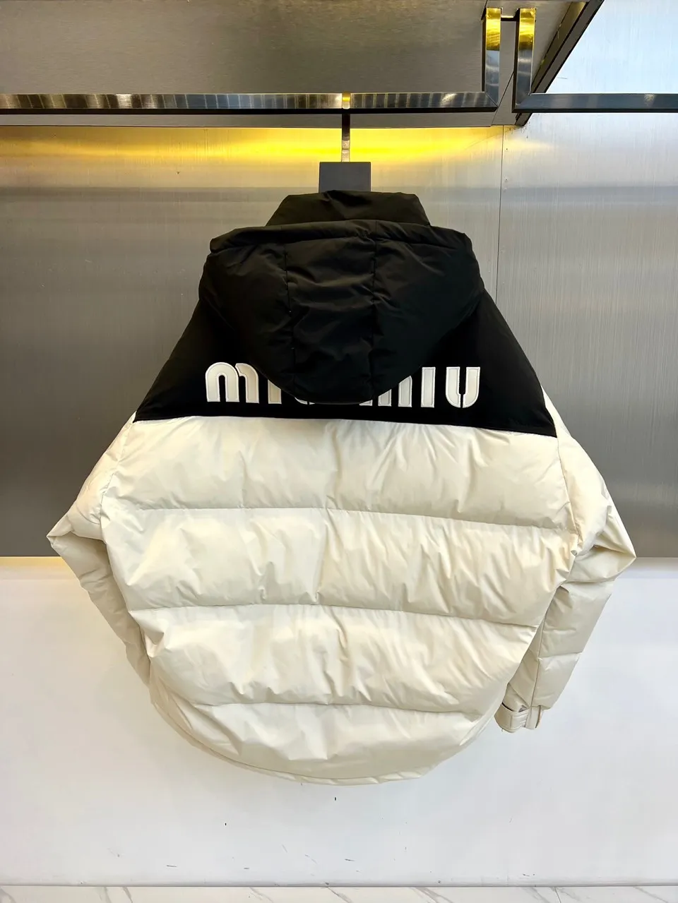 【Miumiu  公式旗艦店】ミュウミュウ ダウンジャケット ご好評に付き再入荷！241206