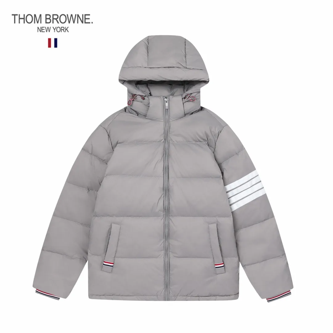 【ThomBrowne  公式旗艦店】トムブラウン  ダウンジャケット ご好評に付き再入荷！241228