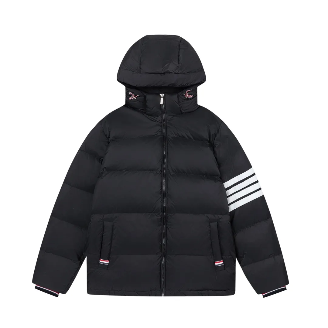 【ThomBrowne  公式旗艦店】トムブラウン  ダウンジャケット ご好評に付き再入荷！241228