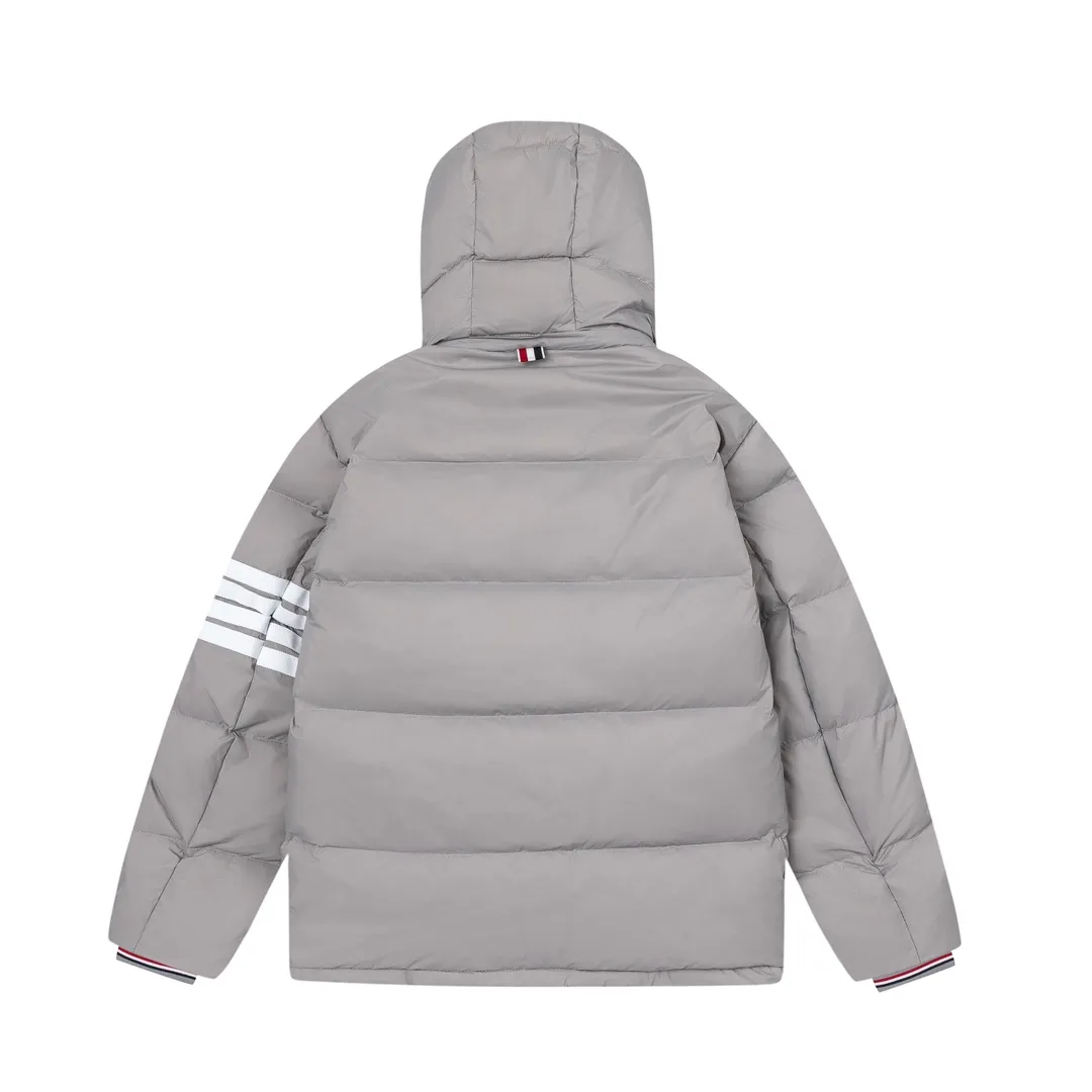 【ThomBrowne  公式旗艦店】トムブラウン  ダウンジャケット ご好評に付き再入荷！241228