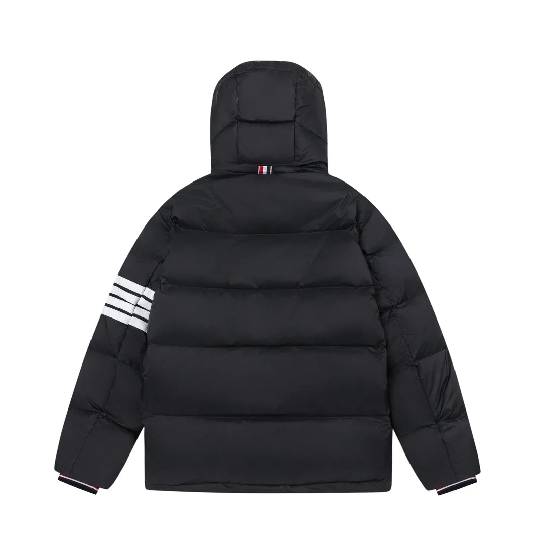 【ThomBrowne  公式旗艦店】トムブラウン  ダウンジャケット ご好評に付き再入荷！241228