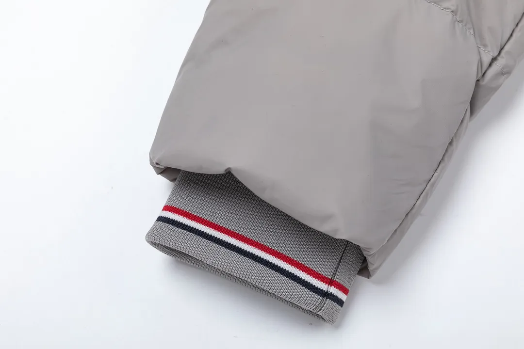 【ThomBrowne  公式旗艦店】トムブラウン  ダウンジャケット ご好評に付き再入荷！241228