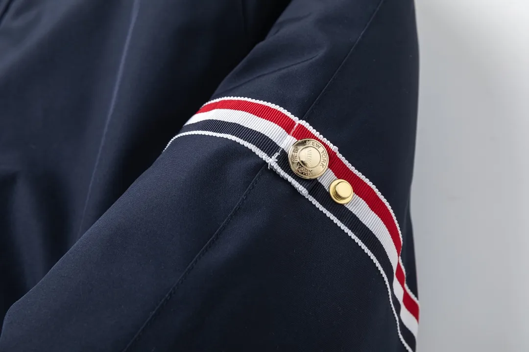 【ThomBrowne  公式旗艦店】トムブラウン  ダウンジャケット ご好評に付き再入荷！241228