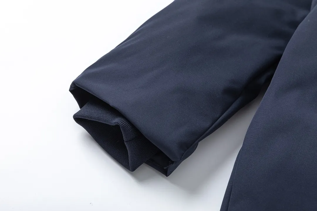 【ThomBrowne  公式旗艦店】トムブラウン  ダウンジャケット ご好評に付き再入荷！241228