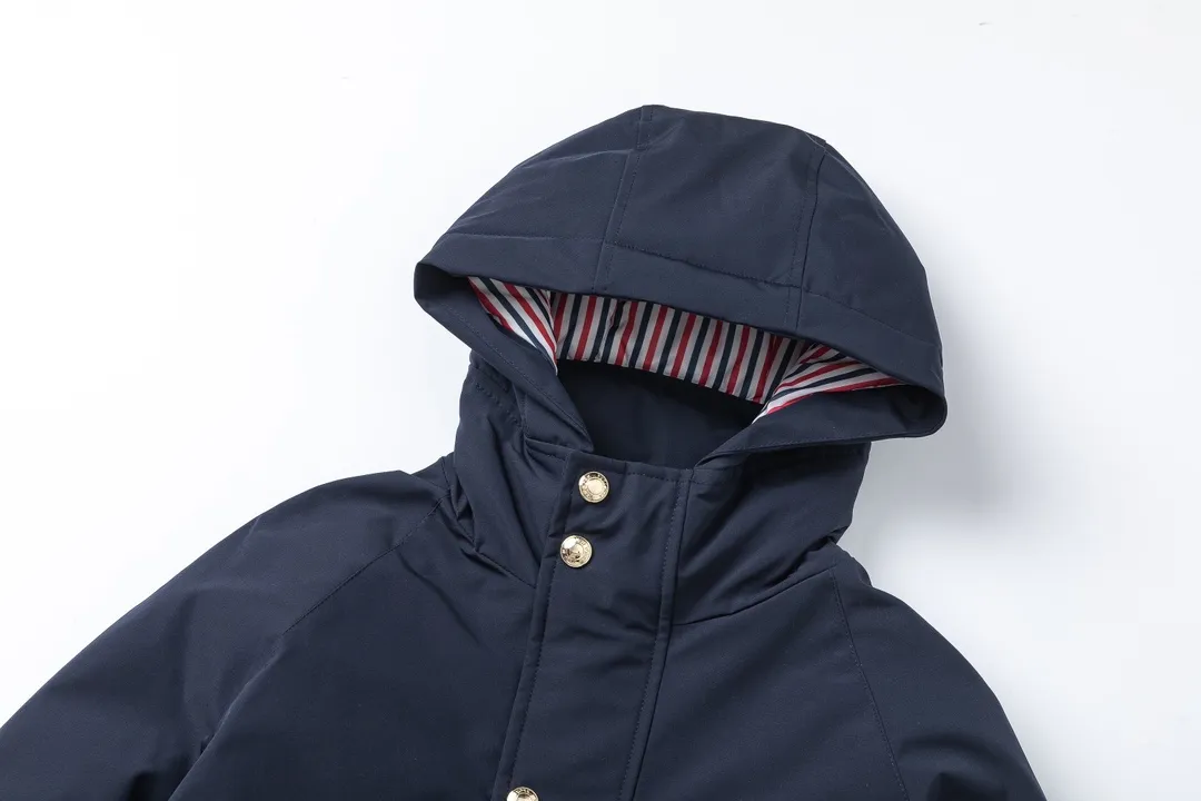 【ThomBrowne  公式旗艦店】トムブラウン  ダウンジャケット ご好評に付き再入荷！241228