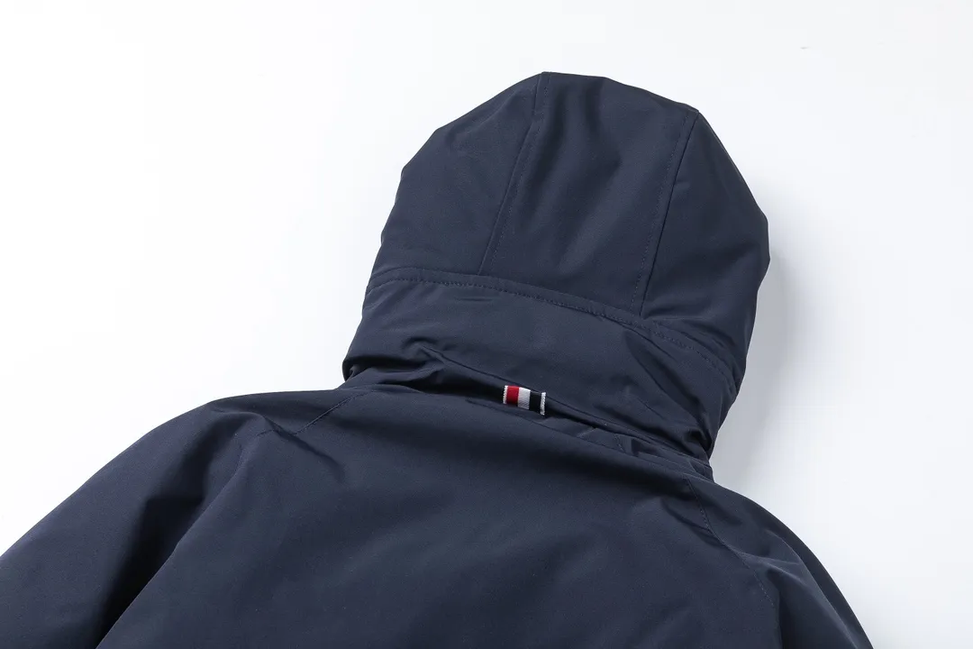 【ThomBrowne  公式旗艦店】トムブラウン  ダウンジャケット ご好評に付き再入荷！241228