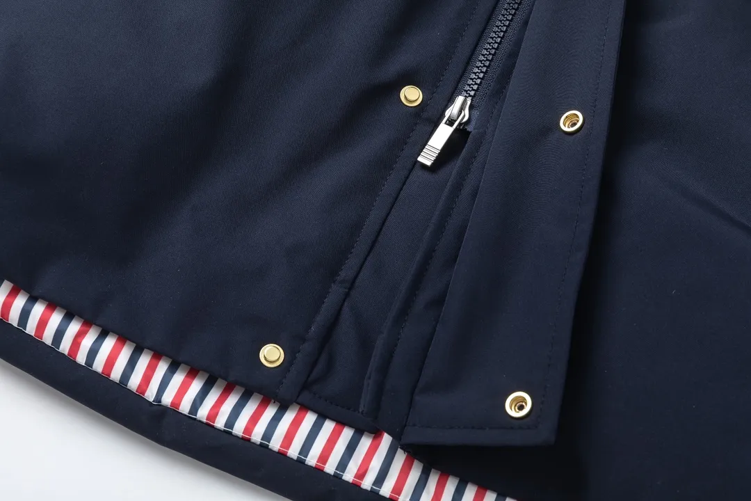 【ThomBrowne  公式旗艦店】トムブラウン  ダウンジャケット ご好評に付き再入荷！241228