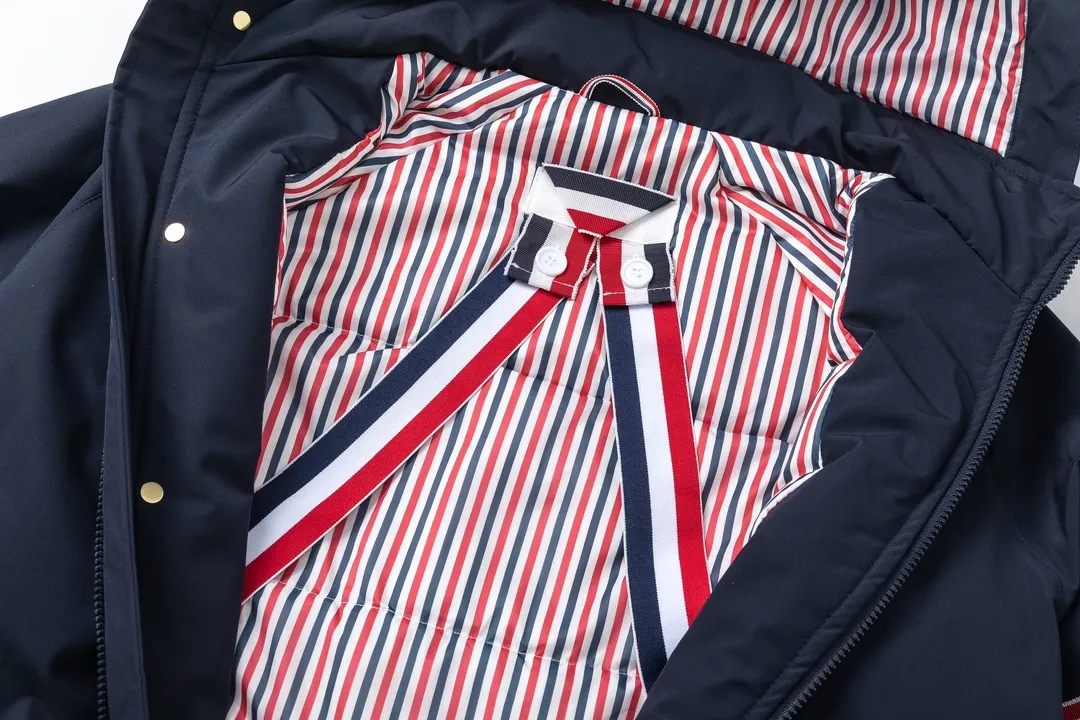 【ThomBrowne  公式旗艦店】トムブラウン  ダウンジャケット ご好評に付き再入荷！241228