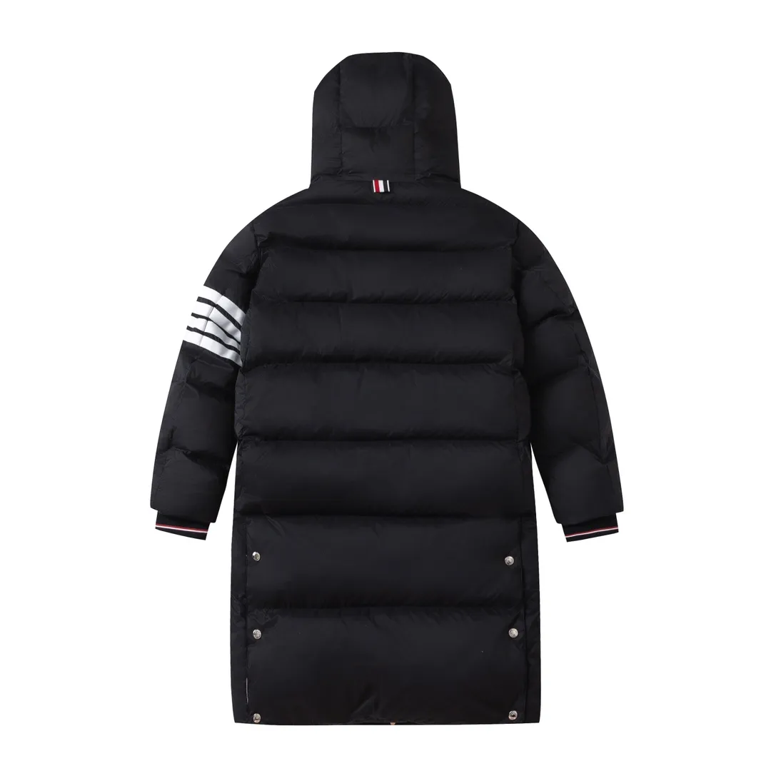 【ThomBrowne  公式旗艦店】トムブラウン  ダウンジャケット ご好評に付き再入荷！241228