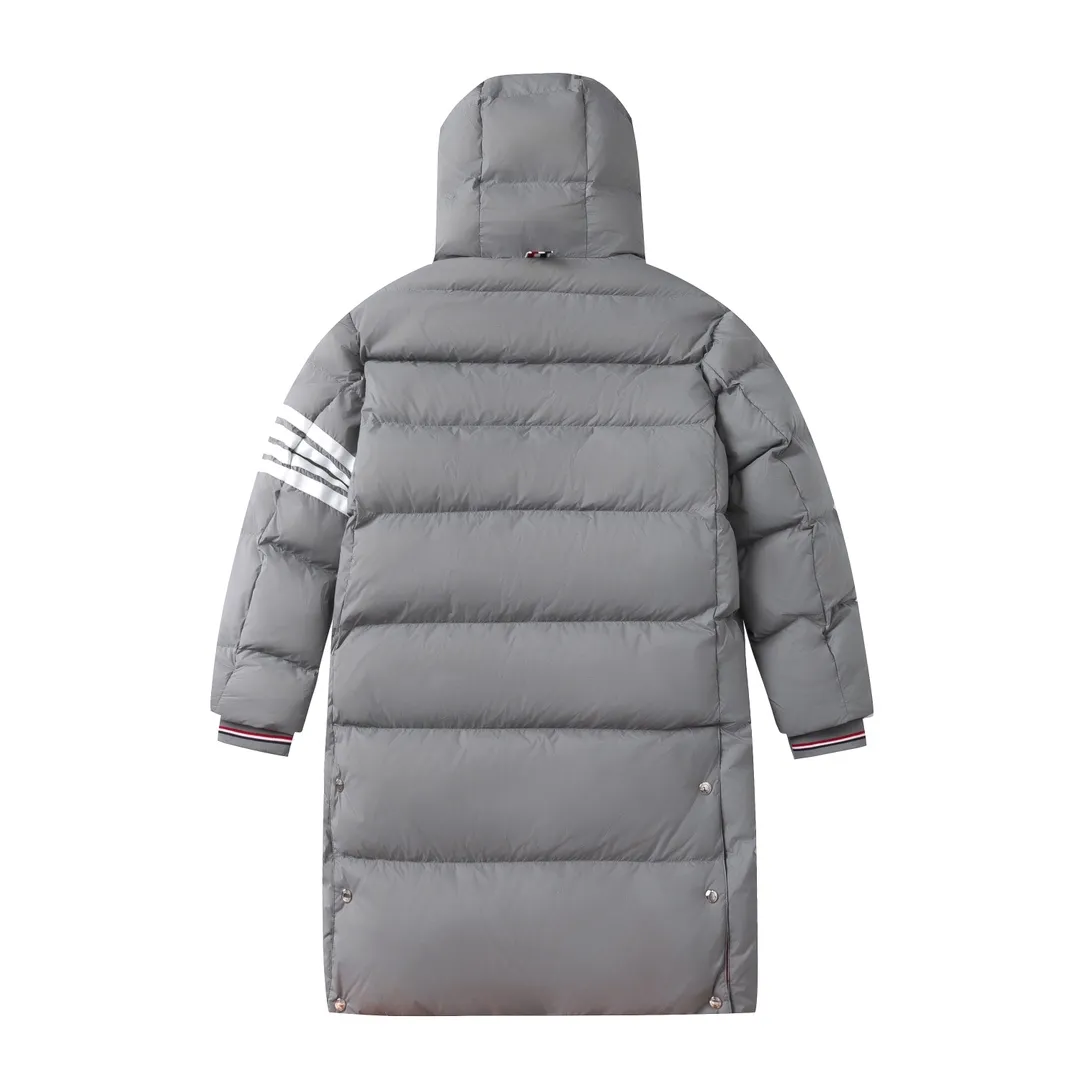 【ThomBrowne  公式旗艦店】トムブラウン  ダウンジャケット ご好評に付き再入荷！241228
