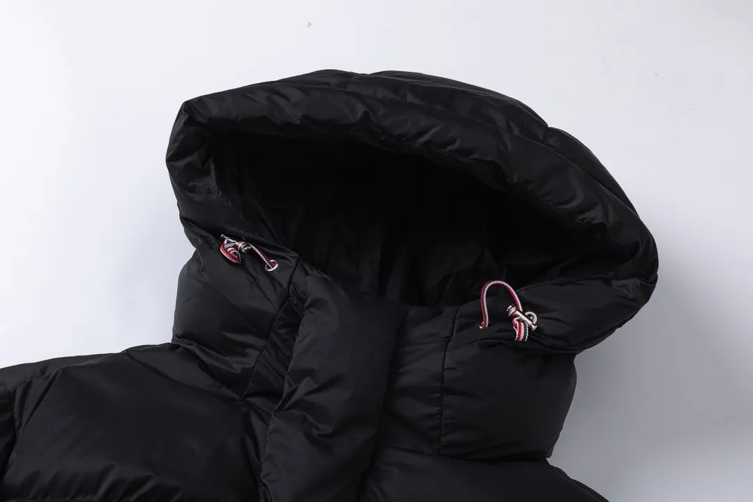 【ThomBrowne  公式旗艦店】トムブラウン  ダウンジャケット ご好評に付き再入荷！241228