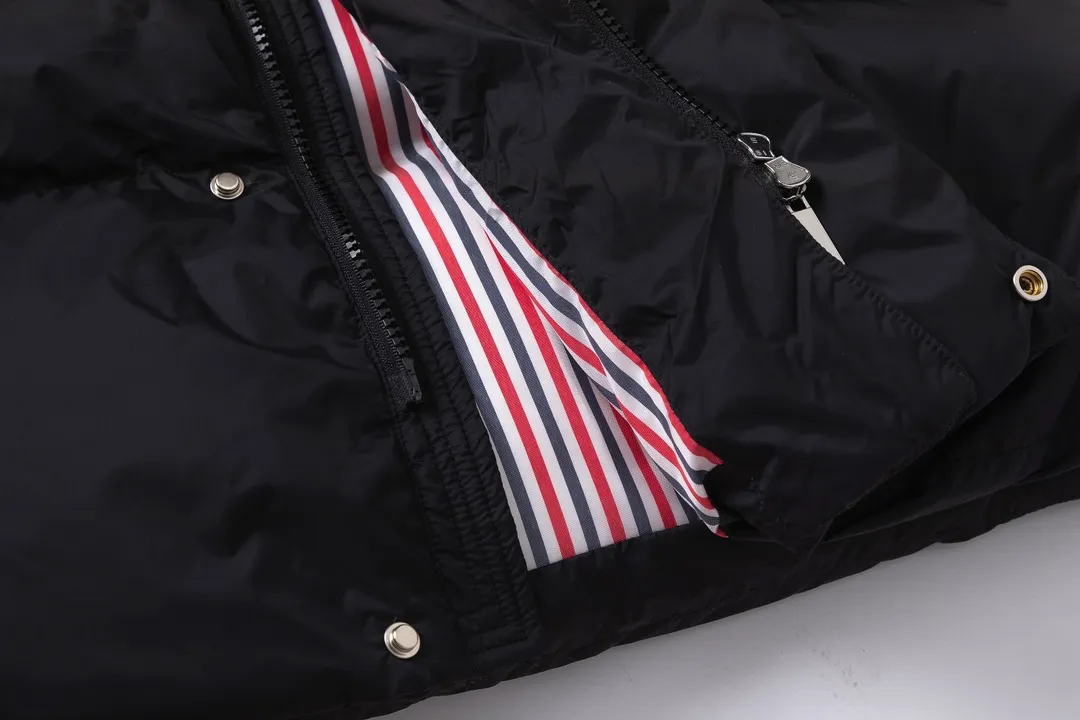 【ThomBrowne  公式旗艦店】トムブラウン  ダウンジャケット ご好評に付き再入荷！241228