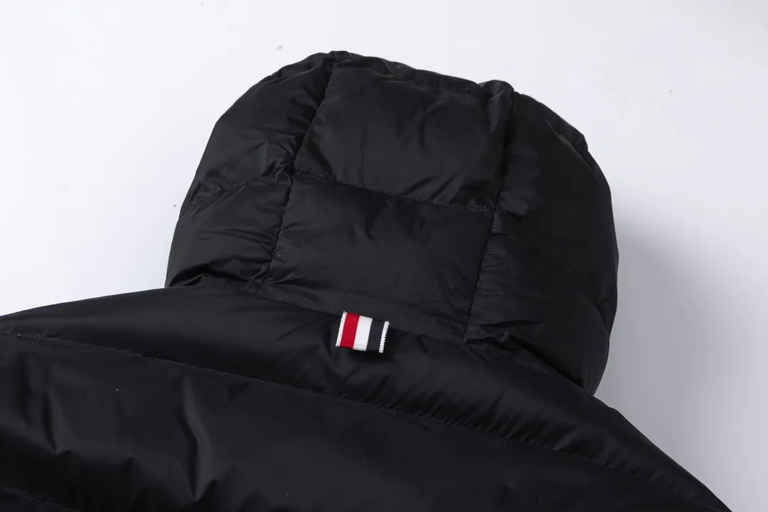 【ThomBrowne  公式旗艦店】トムブラウン  ダウンジャケット ご好評に付き再入荷！241228