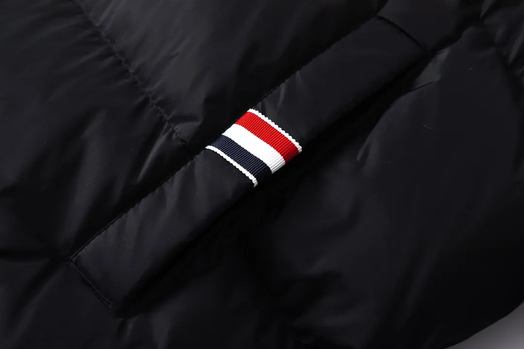 【ThomBrowne  公式旗艦店】トムブラウン  ダウンジャケット ご好評に付き再入荷！241228