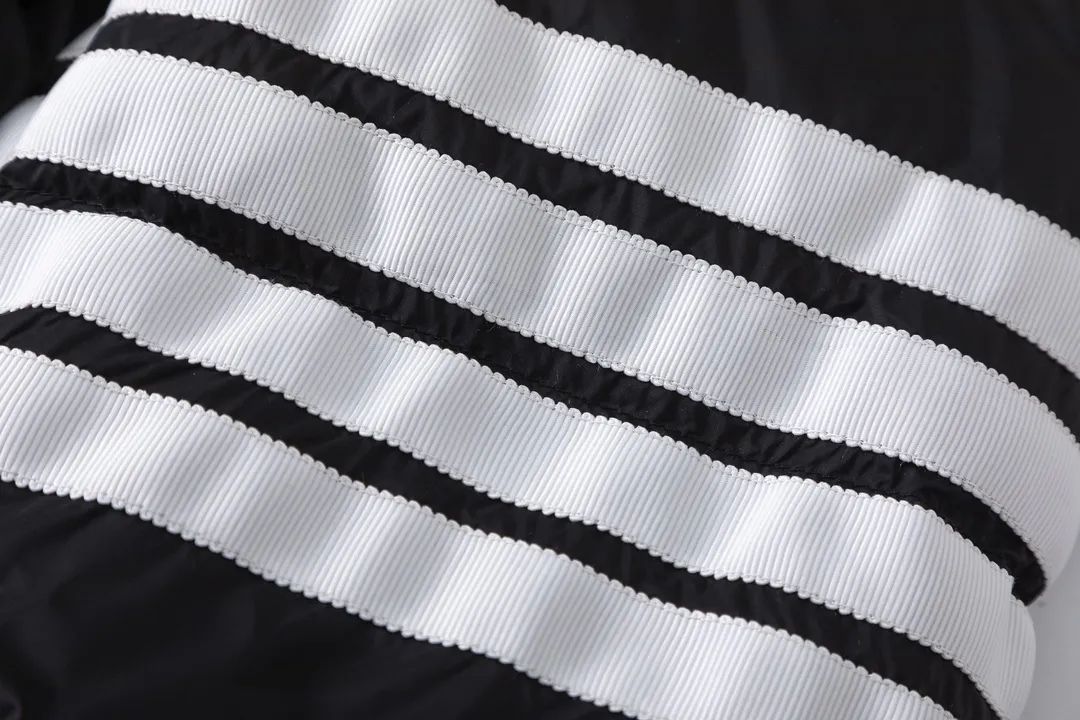 【ThomBrowne  公式旗艦店】トムブラウン  ダウンジャケット ご好評に付き再入荷！241228