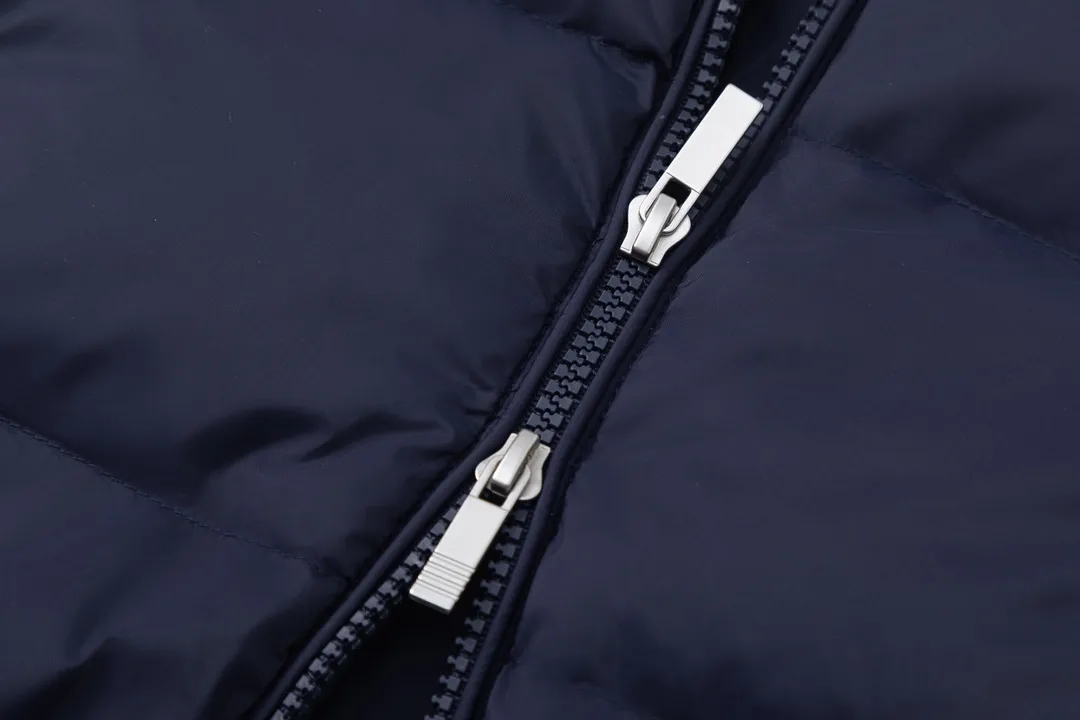 【ThomBrowne  公式旗艦店】トムブラウン  ダウンジャケット ご好評に付き再入荷！241228
