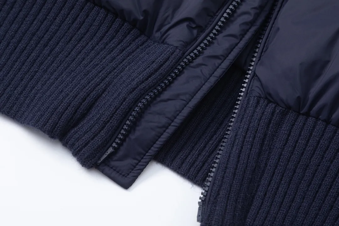【ThomBrowne  公式旗艦店】トムブラウン  ダウンジャケット ご好評に付き再入荷！241228