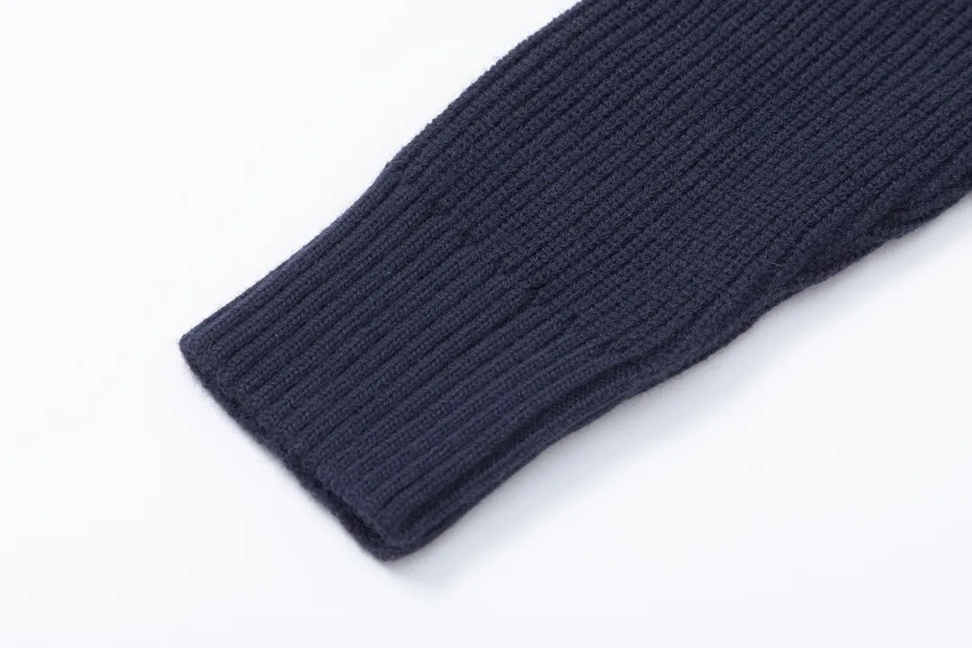 【ThomBrowne  公式旗艦店】トムブラウン  ダウンジャケット ご好評に付き再入荷！241228