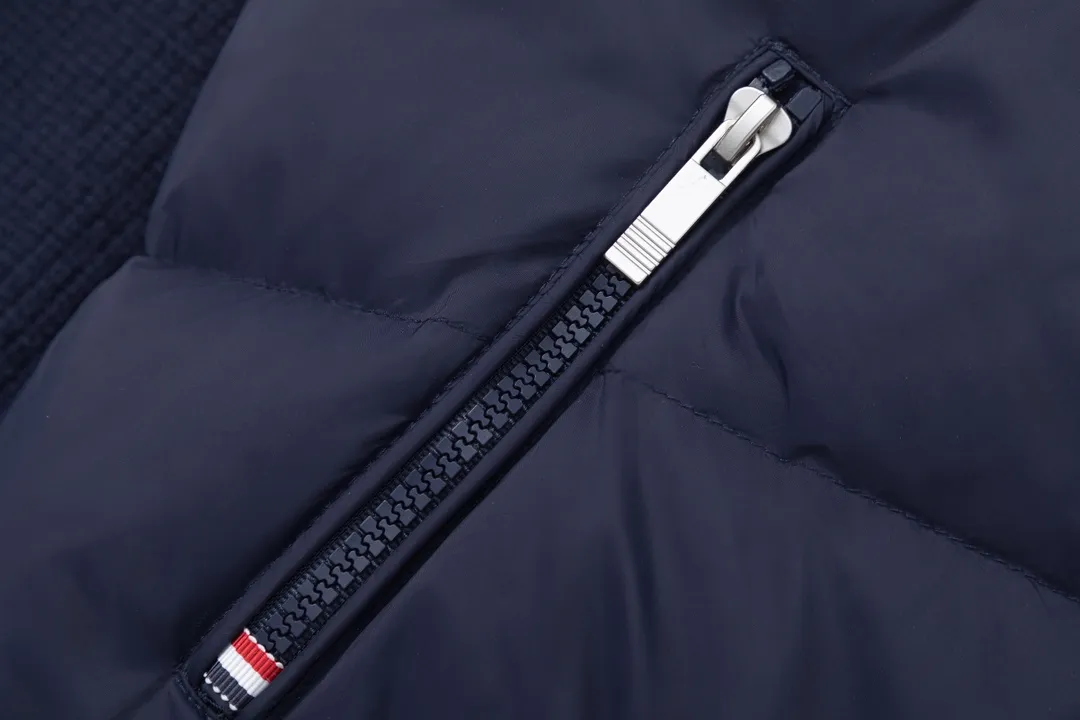 【ThomBrowne  公式旗艦店】トムブラウン  ダウンジャケット ご好評に付き再入荷！241228