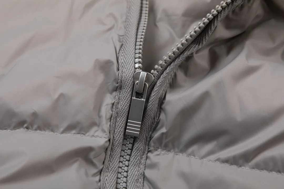 【ThomBrowne  公式旗艦店】トムブラウン  ダウンジャケット ご好評に付き再入荷！241228