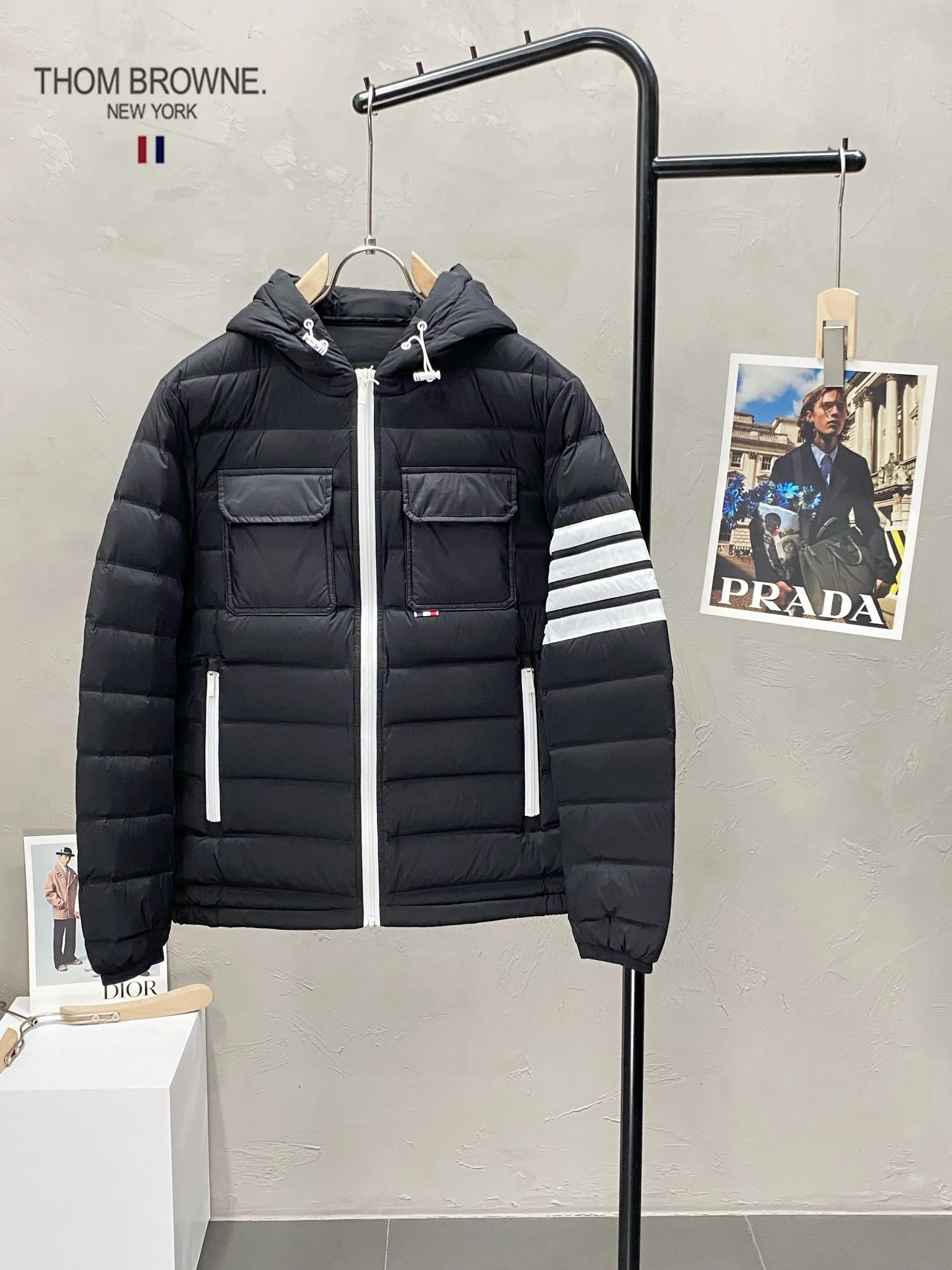 【ThomBrowne  公式旗艦店】トムブラウン  ダウンジャケット ご好評に付き再入荷！241228