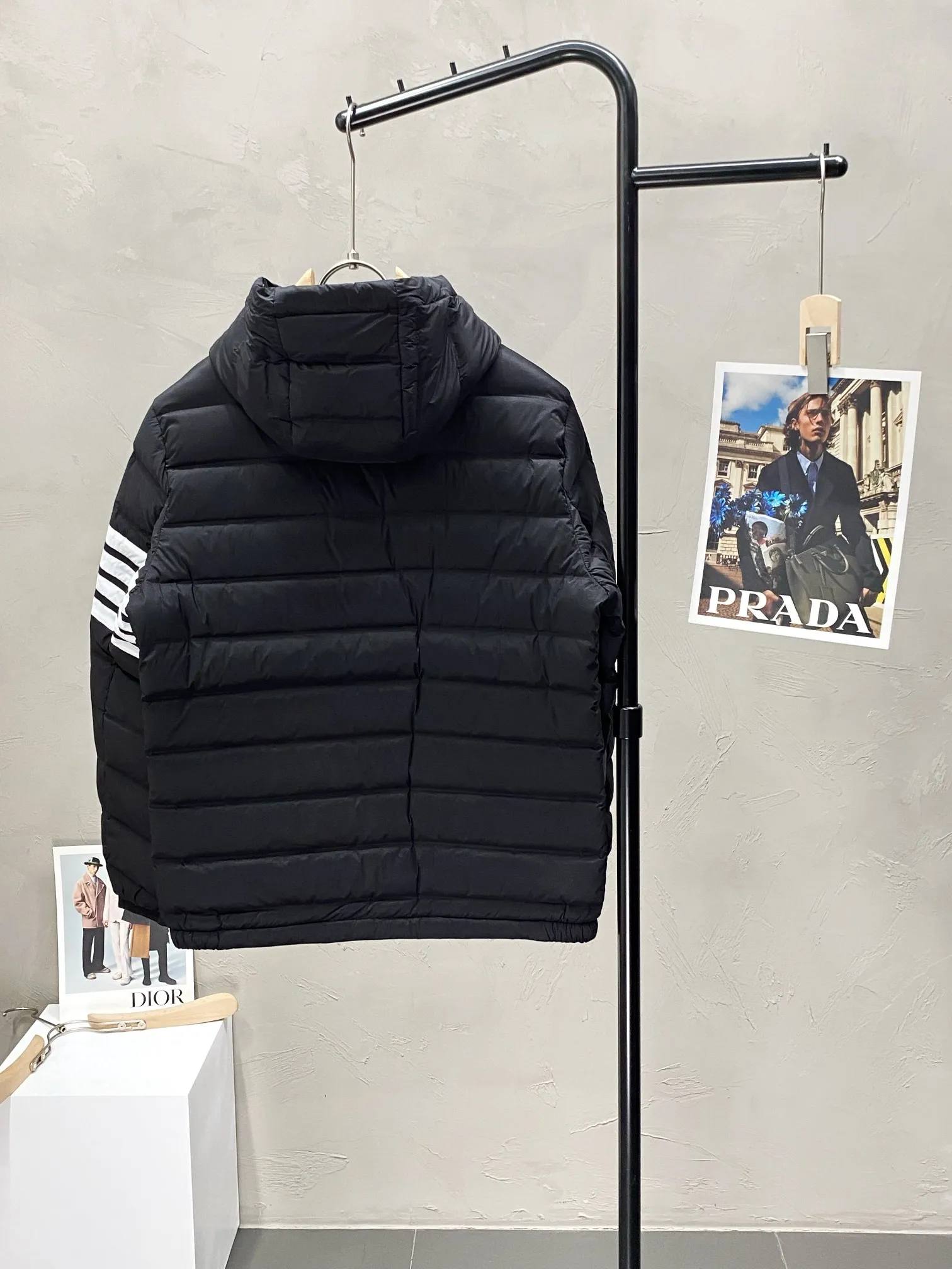【ThomBrowne  公式旗艦店】トムブラウン  ダウンジャケット ご好評に付き再入荷！241228