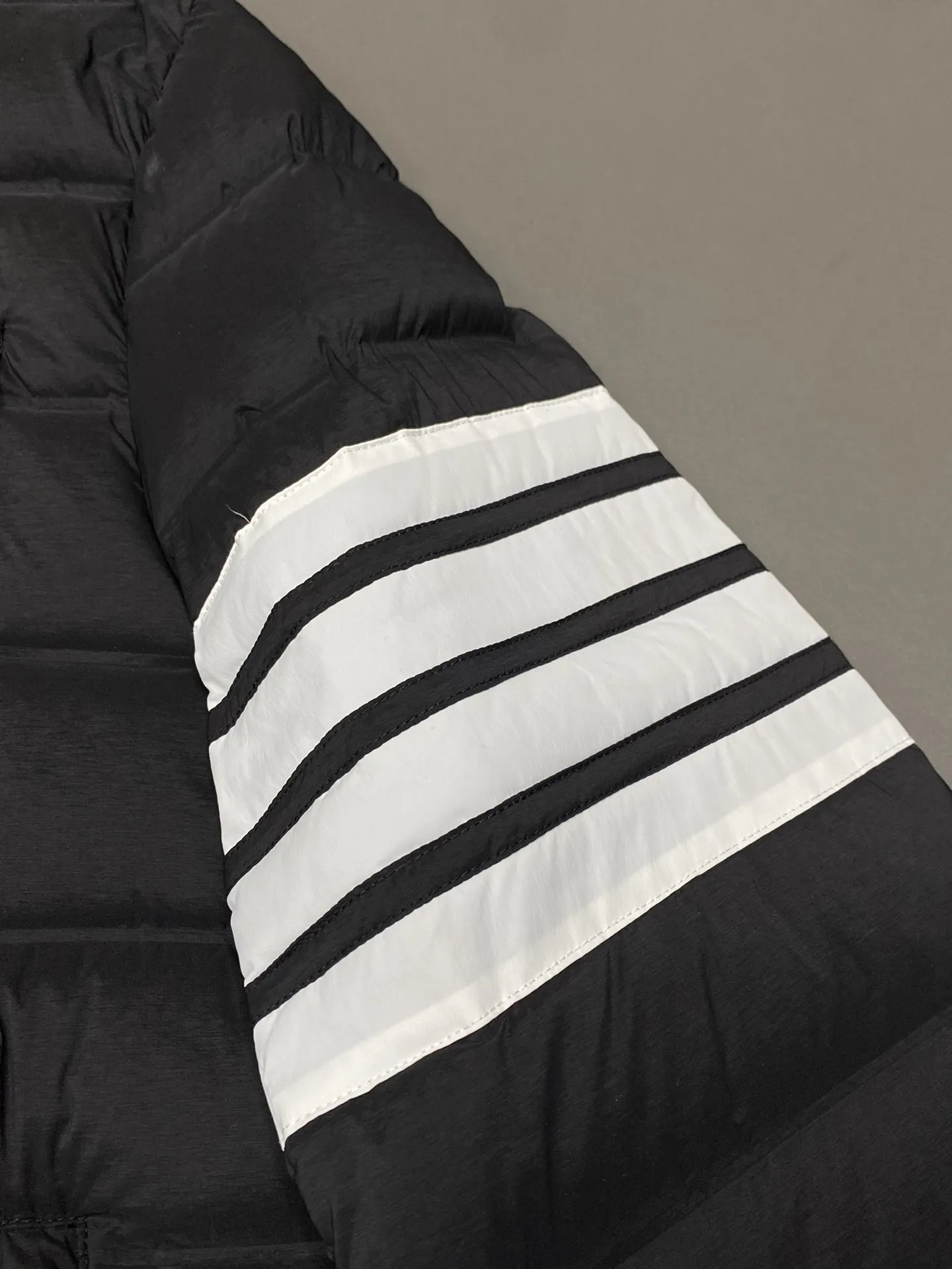 【ThomBrowne  公式旗艦店】トムブラウン  ダウンジャケット ご好評に付き再入荷！241228