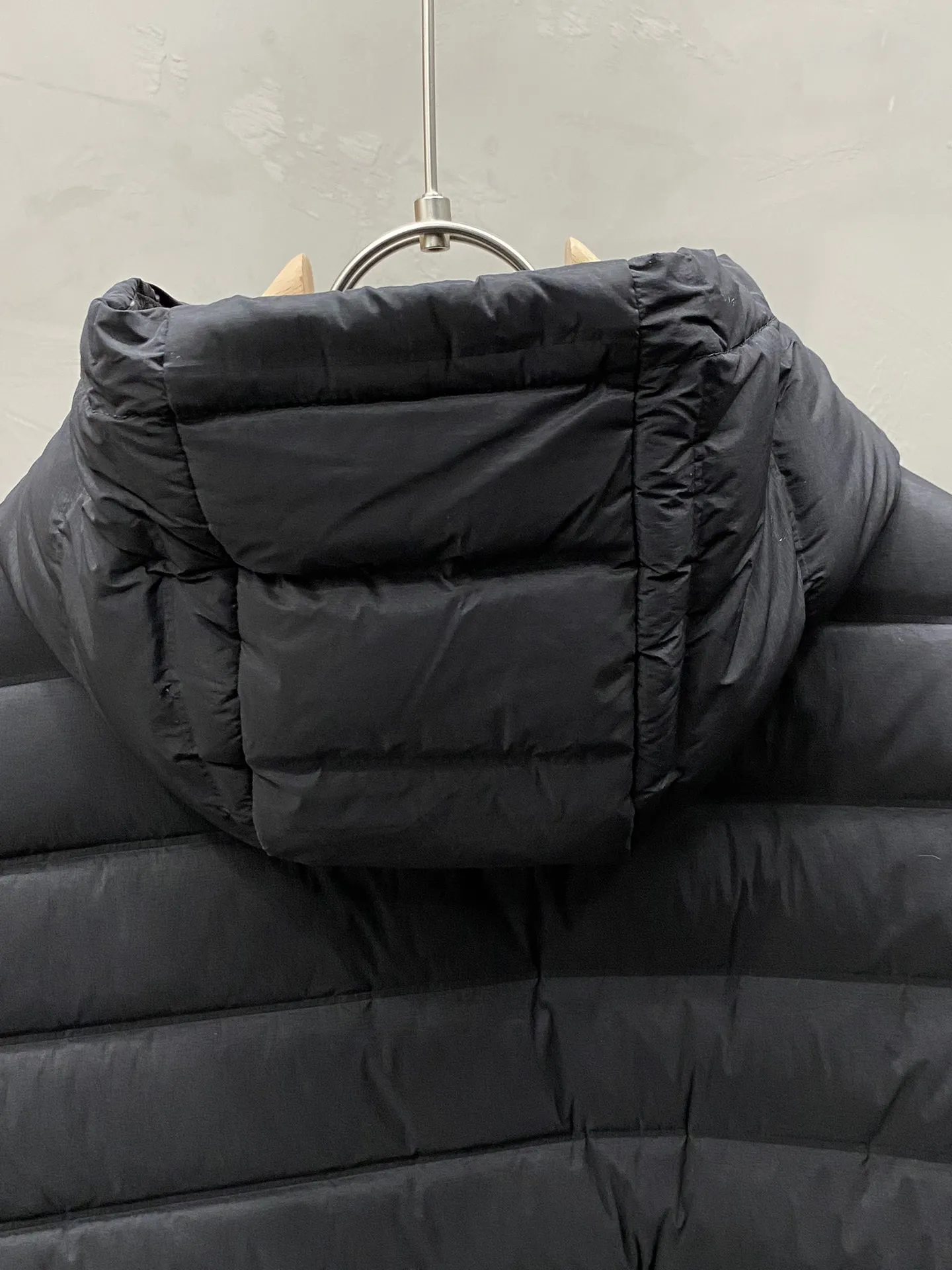 【ThomBrowne  公式旗艦店】トムブラウン  ダウンジャケット ご好評に付き再入荷！241228